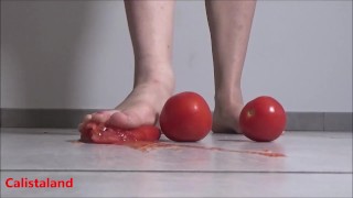Vários Tomates São Esmagados Sob Meus Maravilhosos Pés Descalços