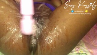 Чернокожая тинка сквиртует по мокрой киске