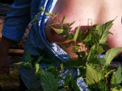 Brennnesseln auf die Titten schlagen extrem - Versuch 1