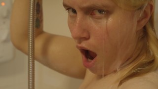 Gata sexy se molha no chuveiro e dedilha sua buceta / Casey Jones