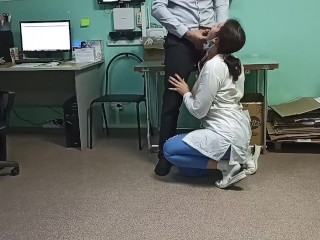 L'infermiera Aiuta a Donare Lo Sperma Al Donatore