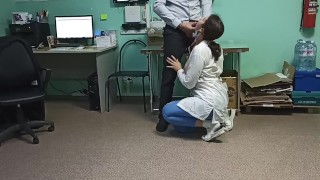La enfermera ayuda a donar esperma al donante