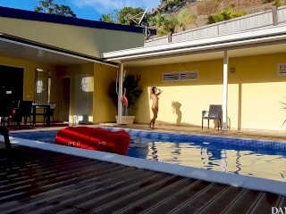 Le massage pétrolier conduit au sexe anal rugueux et à gicler en plein air - Danika Mori Vacations