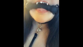 Пускает слюни с кляпом (Часть 1)