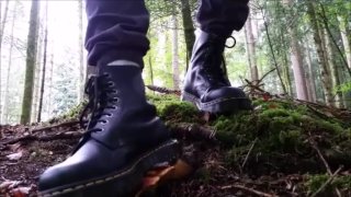 Cogumelos pisando com botas Doc Martens (Trailer)