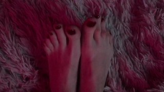 pés muito longos com unhas pintadas de vermelho