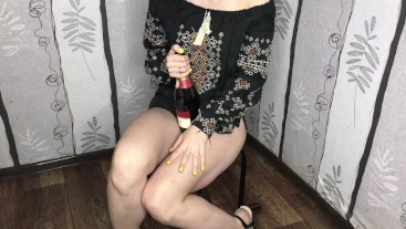 СЕЛА НА БУТЫЛКУ С ПОД ШАМПАНСКОГО РУССКАЯ БРЮНЕТКА РАЗВЛЕКАЕТСЯ ПОКА МУЖ НА РАБОТЕ 1080р