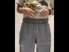 【無修正】会社でオナニー 露出 変態 日本人 射精 - Screenshot 1 of 16 - Masturbation