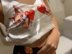Малышка в пижамке с лисичками дразнит,трогает себя. Забывает поднять стульчак, обоссала весь туалет - Screenshot 10 of 16 - Girl Pee Toilet