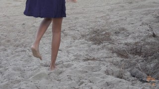 Blootsvoets strand wandelen op de heuvel