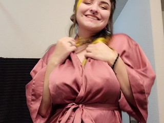 Garota Gótica Fazendo Strip Tease Brincalhão com Robe De Seda