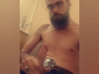 Горячий бородатый парень и стонет