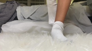 Black女の子は彼女の足をからかい、白いコックで性交を取得し、彼女の足にザーメンを取得します