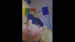 Sexy Blonde chica trans se folla su culo apretado con un consolador