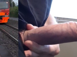 Der Typ Masturbiert Einen Großen Schwanz Direkt Im Zug