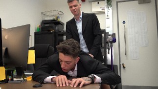 Le prochain Top Model de Britian déménage de côté. Le pencher sur le bureau, je jure que je pourrais jouir