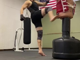 完璧な足を持つ Mucsle Stud Kickboxer