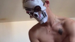 MASKED ENTERS UND MASTURBATES MICH ZU HAUSE