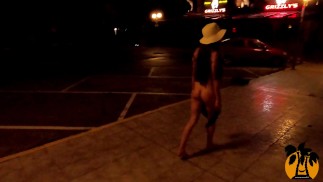 Голая ночная прогулка по улице. Публичная нагота. Горячая тинка MiaAmahl (превью)