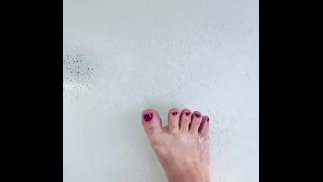 泡泡浴中的可爱脚趾
