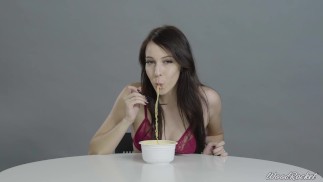 Pornostar che mangiano: Vuko assapora il ramen
