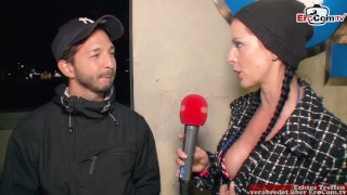 Sexy Pornoschlampe mit geilen Stehtitten sucht einen Fremden zum öffentlichen Sex vor der Kamera