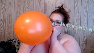 Diversão com balão laranja
