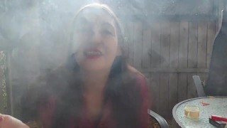 INHALEREN 43 Gypsy Dolores buiten half naakt roken