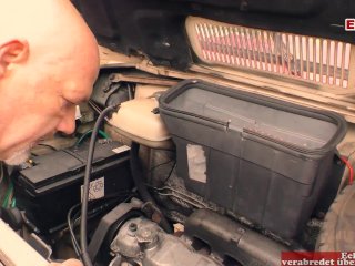 Junge Praktikantin mit geilen Naturtittten fickt ihren Chef und seinen Kumpel beim flotten Dreier