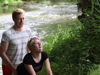 Een Slet Meisje in Beautiful Natuur Heeft Haar Mond Vol Sperma En is Gelukkig / Vrij