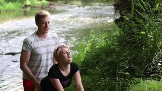 Une fille salope dans Beautiful la nature a la bouche pleine de sperme et est heureuse / libre