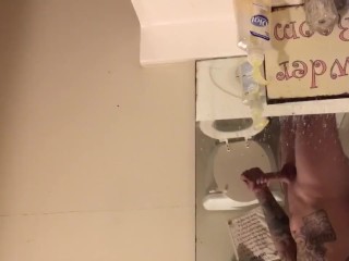 Молли Пойзон нет дома, поэтому я сам поглаживаю свой член