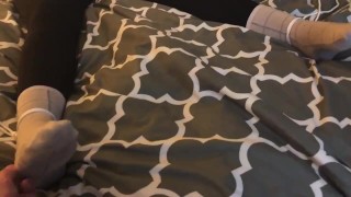 Amarrada à cama com meias sujas