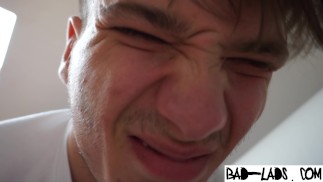 可爱的青少年屁股被打屁股并用力捶打