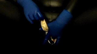 Masturberen met een handschoen in mijn poesje en afgewerkt met een speeltje