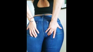 Sexy MILF Strip se burla en sus jeans azules