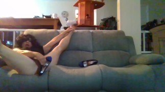 Она сосет и использует высокие каблуки, чтобы трахнуть себя