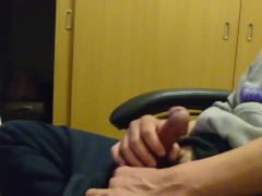 パソコン見ながら椅子に座ってオナニー - Screenshot 13 of 16 - Masturbate