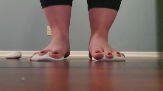 Esmagando marshmallows com meus pés sensuais 