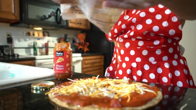 Hotママがピザを作る。マンコとお尻が露出