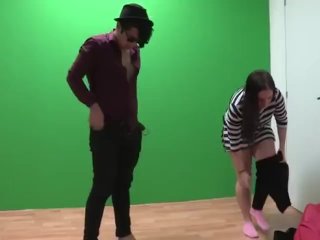 Solo tiene 20 y haría lo que fuera por unas entradas)