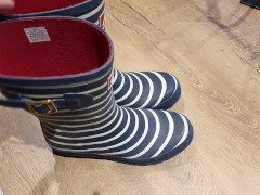 Her rubberboots - Screenshot 1 of 16 - Cum On Boots