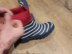 Her rubberboots - Screenshot 11 of 16 - Rubber Fetish