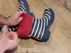 Her rubberboots - Screenshot 14 of 16 - Rubber Fetish