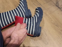 Her rubberboots - Screenshot 16 of 16 - Cum On Boots