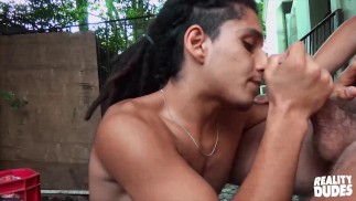 RealityDudes - Tipo latino con rastas disfruta de una polla cruda en su culo apretado en público