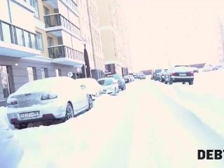 DEBT4k. Quiere ir de compras pero primero chupala erección