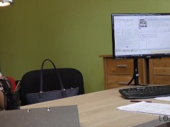 LOAN4K. Chica rusa monta la polla de un agente de préstamos en su oficina