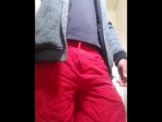 Orinar En El Baño Con Shorts Rojos