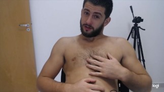 Волосатый жеребец с грудью хочет произнести твое имя и дать тебе JOI с обратным отсчетом спермы